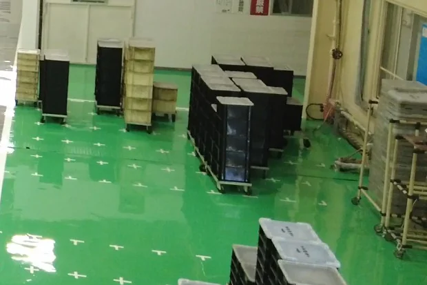 通路を確保し、通い箱を整理して置いた工場内